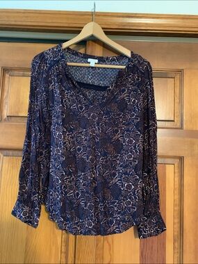 Hinge Women's Navy Floral V-Neck Long-Sleeve Blouse